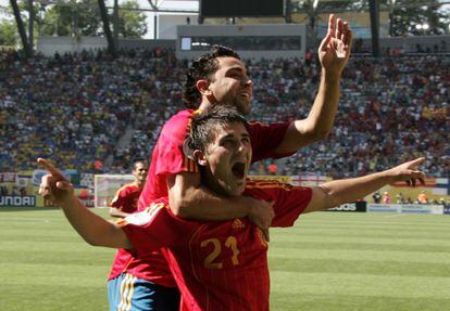 Xavi felicita a Villa tras marcar uno de los goles de España en el partido ante Ucrania en la fase final del Mundial de Alemania 2006.