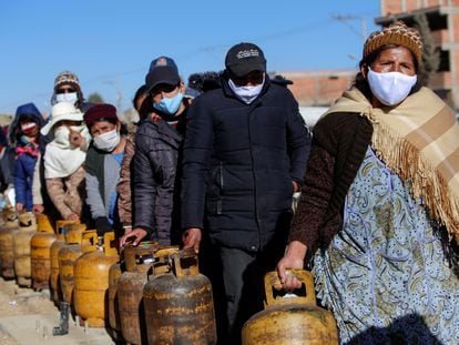 Una fila para comprar gas en la ciudad boliviana de El Alto, en julio de 2020.