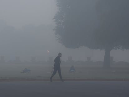 Un hombre corre en Nueva Delhi (India), una de las ciudades del mundo más golpeadas por la polución.