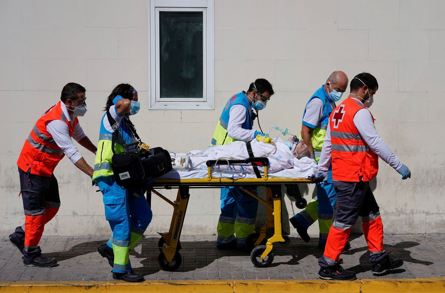 Sanitarios trasladan a un paciente, el miércoles en el hospital 12 de Octubre, en Madrid.