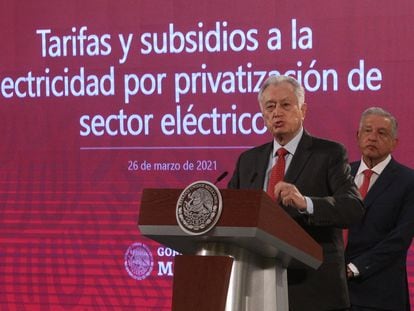 El director de la CFE, Manuel Bartlett, y el presidente, Andrés Manuel López Obrador, en marzo.
