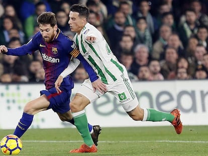 Cristian Tello lluita per la pilota amb Messi.