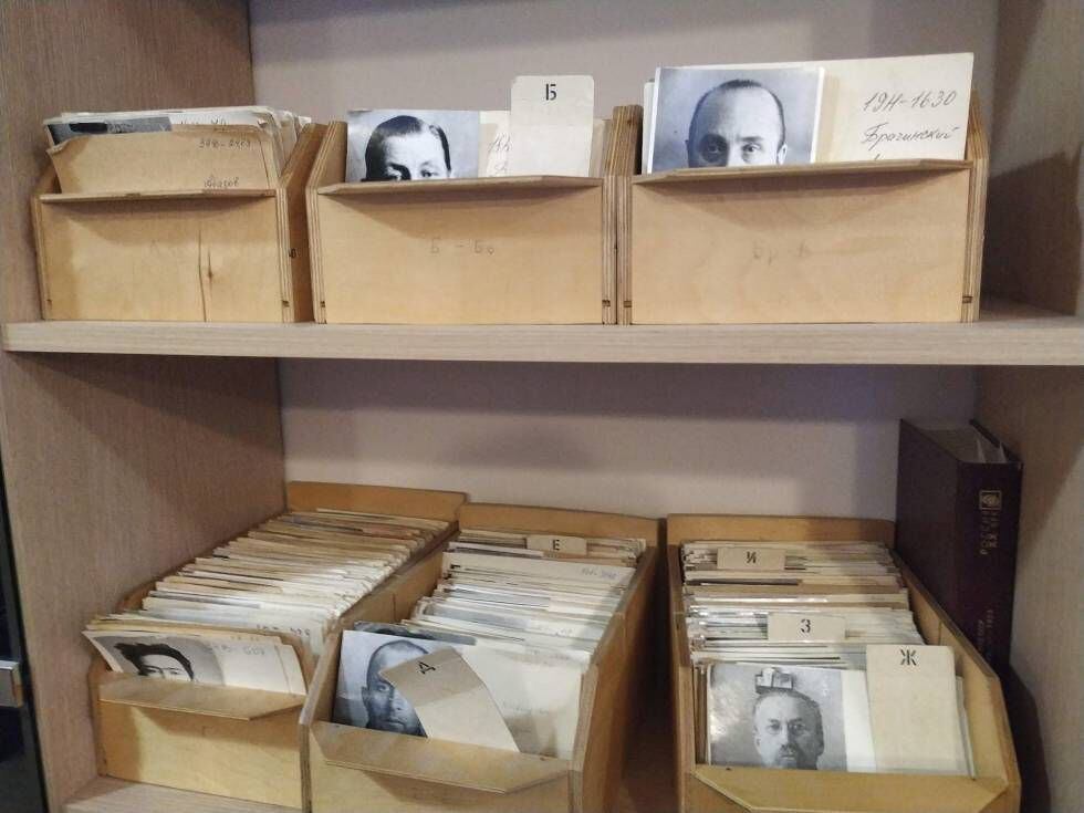 Fotos y fichas de represaliados en la época soviética en los archivos de la ONG Memorial, en Moscú.