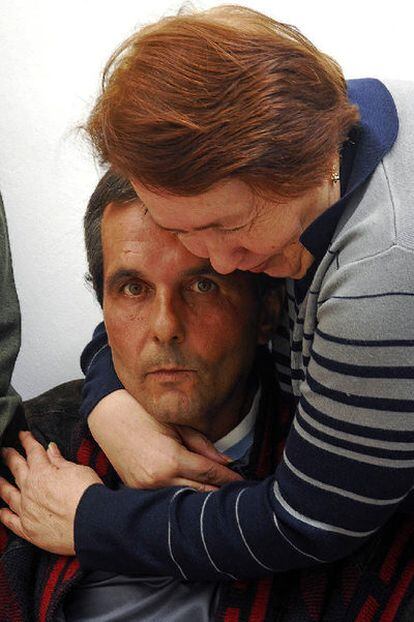 Carmen Collado abraza a su hijo. La mujer sólo salía de casa para ir al supermercado y a la cárcel.