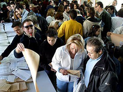 El colegio Madrid Sur, situado junto a la estación de tren de El Pozo, el día de las elecciones.