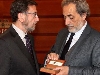 El presidente del Parlamento, Manuel Gracia, recibe el Informe del Defensor del Menor correspondiente a 2012 de manos de Jos&eacute; Chamizo, defensor del Pueblo.