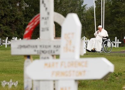 El Papa, durante una visita a un cementerio indígena, este lunes en Maskwacis (Canadá).