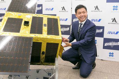 Nobu Okada, presidente de Astroscale, con uno de sus prototipos.