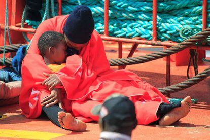 Dos inmigrantes rescatados por Salvamento Marítimo el pasado 30 de agosto.