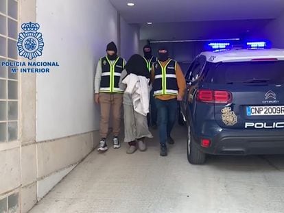 La Policía custodia al presunto yihadista detenido el pasado 10 de marzo en Campos (Mallorca) por incitar en las redes sociales a atentar contra agentes.