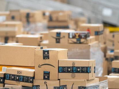Paquetes en un centro de distribución de Amazon.