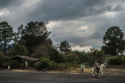 Un hombre recorre a caballo las poblaciones aledañas al volcán Paricutín