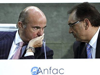  El ministro de Econom&iacute;a, Industria y Competitividad, Luis de Guindos, conversa con el presidente de ANFAC, Antonio Cobo .