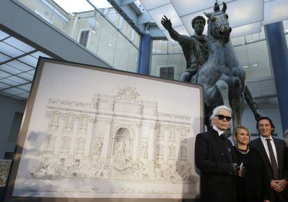 El dise&ntilde;ador de Fendi, Karl Lagerfeld, con Silvia Venturini Fendi y el director ejecutivo de la firma, Pietro Beccari, ante un boceto de la Fontana di Trevi.