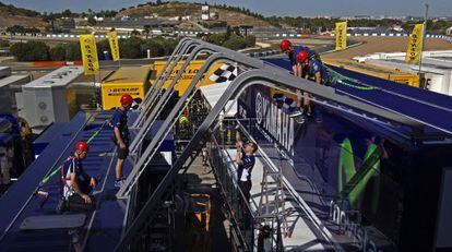 Preparativos del circuito de Jerez para el Gran Premio de Motociclismo.