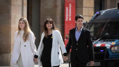 La presidenta suspendida del Parlament, Laura Borràs (en el centro), el pasado miércoles, a su llegada a la Cámara junto a su hija (izquierda) y su pareja Xavier Bote.