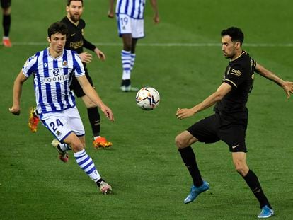 Busquets y Le Normand pugnan por un balón en el Real Sociedad-Barça,