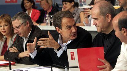 Zapatero charla con Manuel Chaves y Gaspar Zarrías (a la derecha de la foto) en presencia de Leire Pajín y José Blanco durante el comité federal del PSOE.
