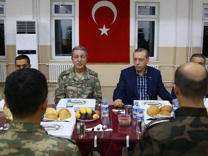 El presidente turco, Recep Tayyip Erdogan, a la derecha, en una reunión con el alto mando militar el pasado viernes.