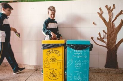 Alumnos del colegio Los Robles, integrante de la red de ecoescuelas de la Comunidad de Madrid, reciclando plástico. (Foto: Lupe de la Vallina)
