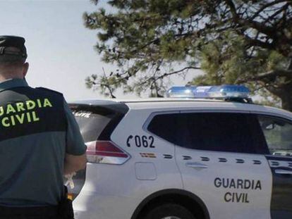 Un agente de la Guardia Civil. En vídeo, detienen a la pareja de la mujer hallada muerta en Icod de los Vinos, Tenerife.