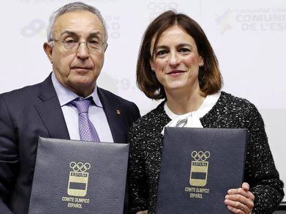 Alejandro Blanco, presidente del Comité Olímpico Español, y Elena Tejedor, directora de la Fundación Trinidad Alfonso, tras la firma de la renovación del Programa de Apoyo a las Competiciones de la Comunidad Valenciana.