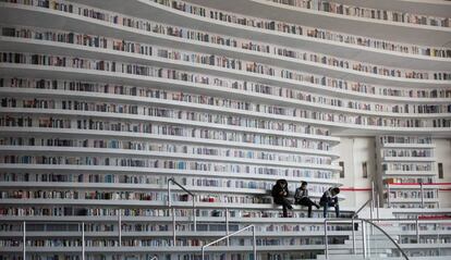  Varias personas visitan la biblioteca de Tianjin Binhai, en China, el 30 de noviembre del 2017. Esta biblioteca esf&eacute;rica contiene 1,2 millones de libros y fue inaugurada en octubre del 2017. 