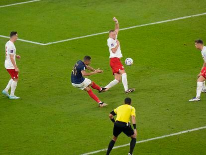 Kylian Mbappé remata con la derecha el tercer gol de Francia ante Polonia.