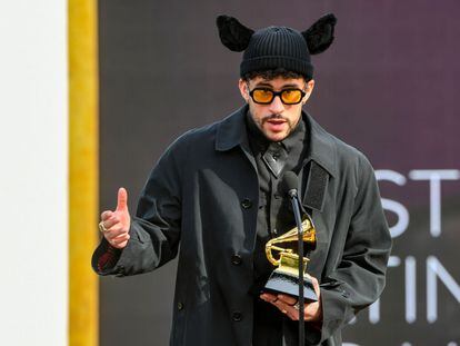 Bad Bunny, aceptando el Grammy a Mejor disco de pop latino y urbano por 'YHLQMDLG' en 2021.