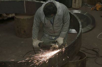 Un trabajador metal&uacute;rgico en plena tarea.