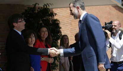 Carles Puigdemont saluda Felip VI al CAR de Sant Cugat del Vallès el juliol del 2017.