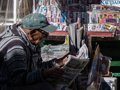 Un hombre lee un periódico en Guanajuato. 