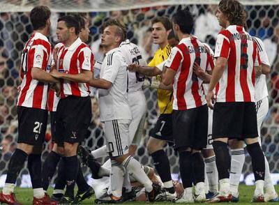 Rifirrafe entre jugadores del Madrid y el Athletic.