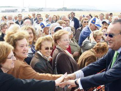 Un grup de jubilats, de visita a les obres de l'aeroport de Castelló, s'apropa a saludar Carlos Fabra el 2011.