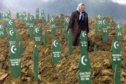 Una mujer camina entre las tumbas del cementerio de Memici (Bosnia), donde están enterrados 262 musulmanes asesinados en Srebrenica, en 1999.