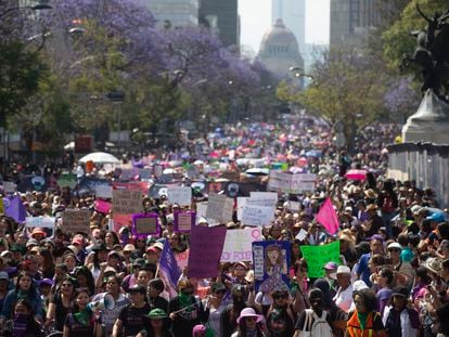 Mujeres marchan por el Día Internacional de la Mujer, en 2020.