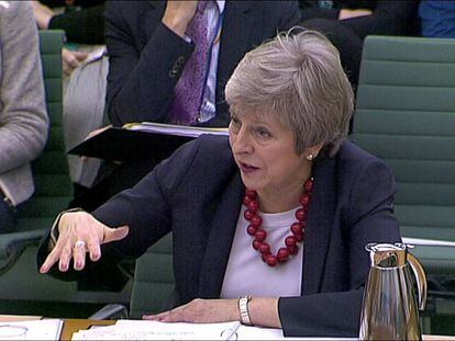 La primera ministra de Reino Unido, Theresa May, este jueves, ante una comisión del Parlamento británico