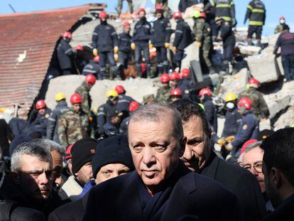 El presidente turco, Recep Tayyip Erdogan, visita los edificios destruidos por el terremoto en la ciudad de Kahramanmaras, en el sur de Turquía, el 8 de febrero.