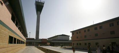 Galería de acceso al interior del centro penitenciario de Morón (Sevilla).