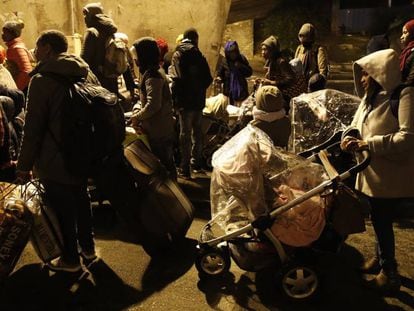 Los campamentos de migrantes son cada vez más visibles en la capital francesa. La policía desaloja a varios miles de personas el jueves 7 de noviembre de un vecindario del norte de París donde los migrantes han sido expulsados ​​repetidamente.