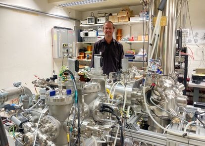 El físico alemán Leo Gross posa con un microscopio de efecto túnel en el laboratorio de IBM en Zúrich.