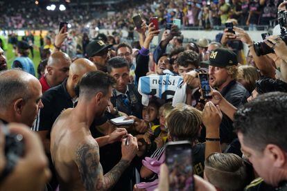 Messi signs autographs in front of actor Owen Wilson after his victory in Los Angeles.