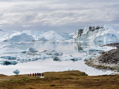 Un grupo de turistas frente al fiordo helado de Ilulissat, un lugar en la costa occidental de Groenlandia declarado patrimonio mundial de la Unesco.