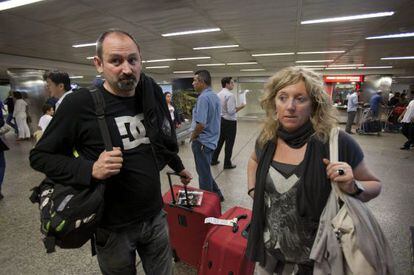 Turistas espa&ntilde;oles desembarcan, hoy, en el aeropuerto de Sao Paulo.