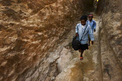Marceline Razanantsoa cada día tarda más en llegar a la escuela por culpa del cambio climático (Antanifotsy. Madagascar). 