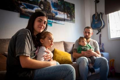 Ana, junto a sus padres, Cristina Paredes y Fernando Mohedano, y su hermano Luis, en su casa en Madrid.