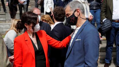 La presidenta de la Comunidad de Madrid y candidata a la reelección, Isabel Díaz Ayuso, y Toni Cantó, este miércoles en el Auditorio del Parque Lineal del Manzanares.