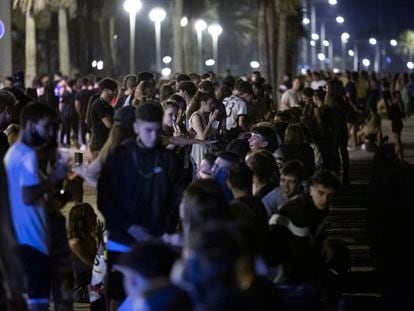 Macrobotellón en la playa en la tercera noche de las fiestas de La Mercè de Barcelona.