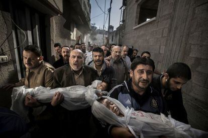 Un grupo de hombres trasladan los cadáveres de dos niños en Gaza. (20 de noviembre de 2012).