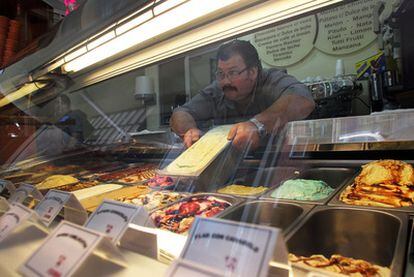 Miguel Ángel Lanese detrás del mostrador de la heladería Sienna, que ofrece hasta 70 sabores.